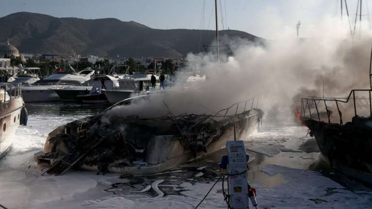 Υπό έλεγχο η φωτιά σε θαλαμηγούς στη μαρίνα Γλυφάδας