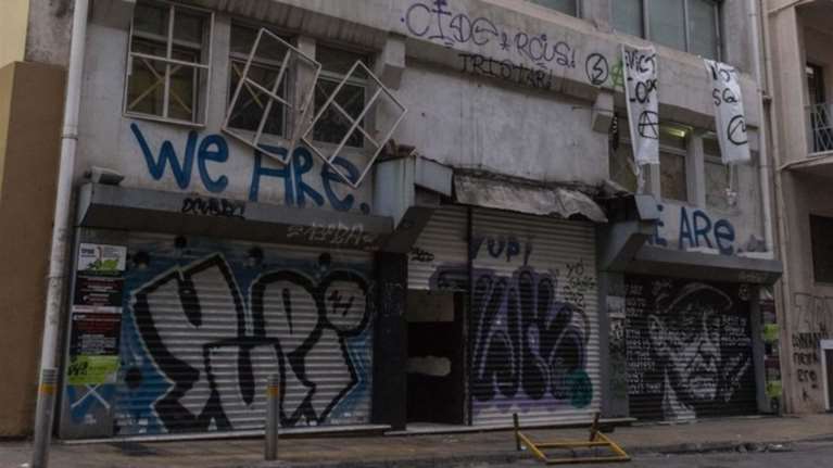 Σε αίθουσα του ΕΜΠ 20 μετανάστες από κατάληψη που εκκενώθηκε