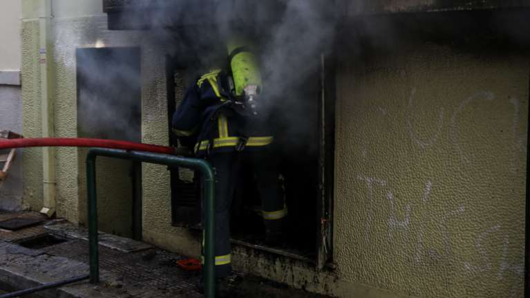Υπό έλεγχο η φωτιά στην Κυψέλη - Τρεις ελαφρά τραυματίες
