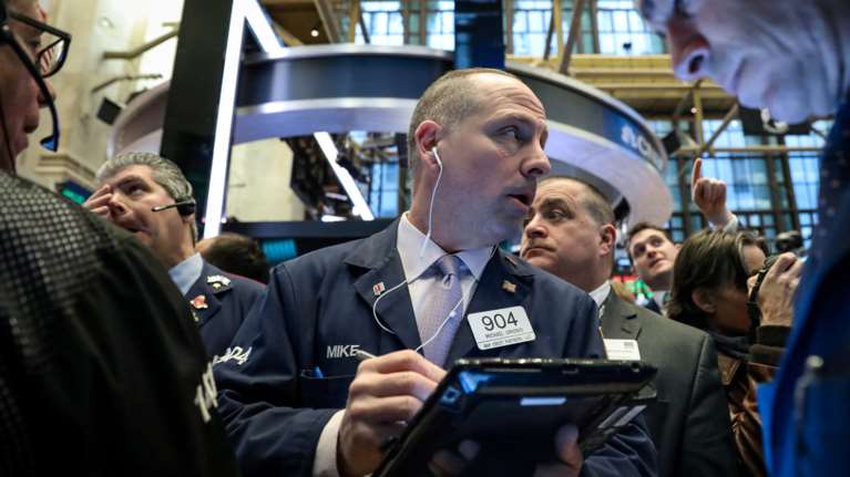 Πιέσεις στα ελληνικά ομόλογα μετά τις εκτιμήσεις του ΔΝΤ