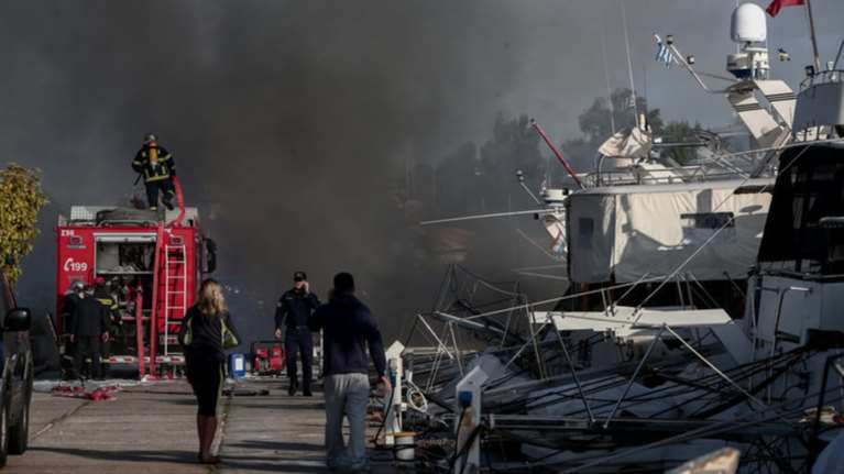 Η μάχη των πυροσβεστών στη μαρίνα της Γλυφάδας - Βίντεο