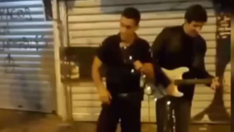 Αστυνομικός τραγουδάει «Stand by me» δίπλα σε πλανόδιο στο Μοναστηράκι