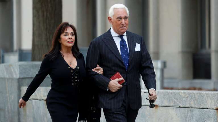 Ένοχος για 7 κατηγορίες ο πρώην συνεργάτης του Τραμπ, Ρότζερ Στόουν