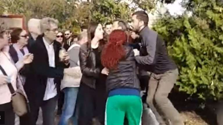 Κατέστρεψαν το στεφάνι του ΣΥΡΙΖΑ στο Πολυτεχνείο Θεσσαλονίκης