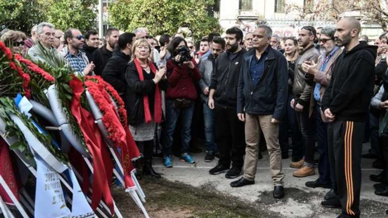 Καταθέτουν στεφάνια στο Πολυτεχνείο [Εικόνες]