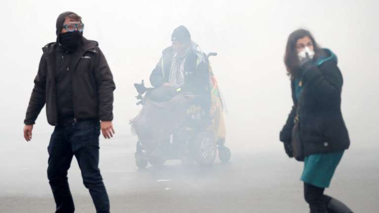 Επεισόδια, δακρυγόνα και συλλήψεις στην επέτειο των «Κίτρινων Γιλέκων»