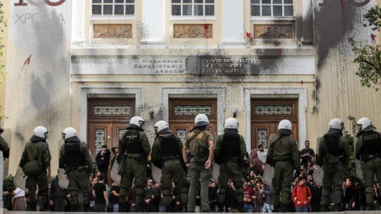 Κυβέρνηση: «Ο ΣΥΡΙΖΑ φλερτάρει με τους μπαχαλάκηδες και γυρίζει στο 3%»