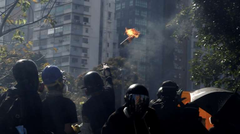 Χονγκ-Κονγκ: εκτοξεύουν βέλη και μολότωφ κατά των αστυνομικών