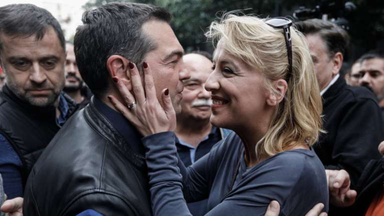 Ο ΣΥΡΙΖΑ στο Πολυτεχνείο: Αγκαλιές, χαμόγελα και γαρύφαλλα