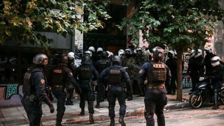 Αναρχικοί προσπαθούν να ανέβουν στις ταράτσες στα Εξάρχεια