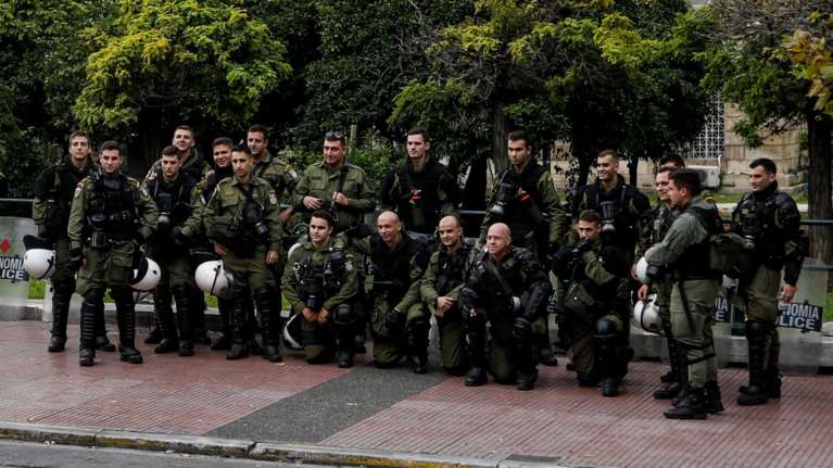 Τα ΜΑΤ βγάζουν οικογενειακή φωτό…λίγο πριν από την πορεία