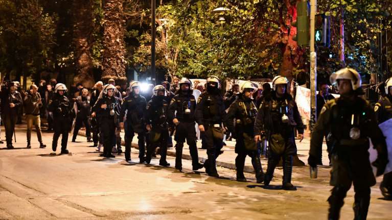 Ενταση στα Εξάρχεια - Κλεφτοπόλεμος μπαχαλάκηδων με τα ΜΑΤ