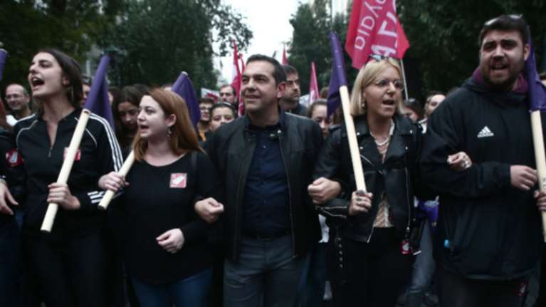 Στα μαχαίρια ΝΔ και ΣΥΡΙΖΑ για τον &quot;τουρίστα&quot; Τσίπρα