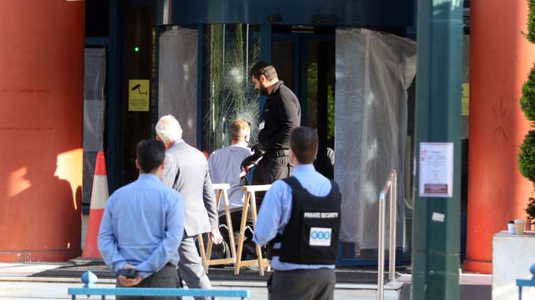 Καταδρομικές επιθέσεις του Ρουβίκωνα σε Μαρούσι και Ν. Φιλαδέλφεια