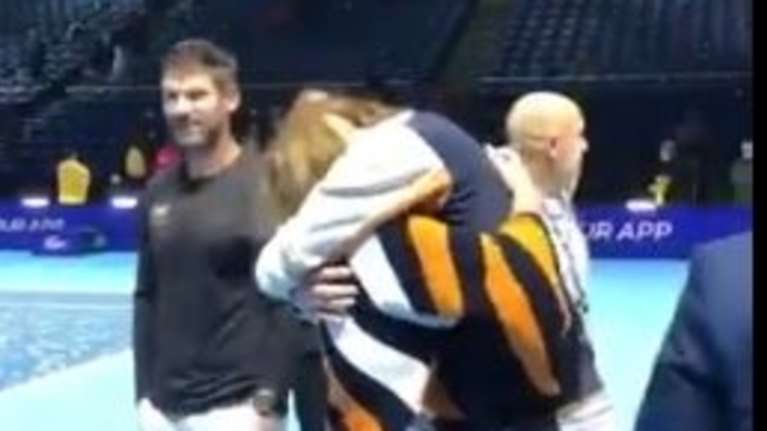 Ο Τσιτσιπάς στην αγκαλιά της μητέρας του μετά τον θρίαμβο (βίντεο)