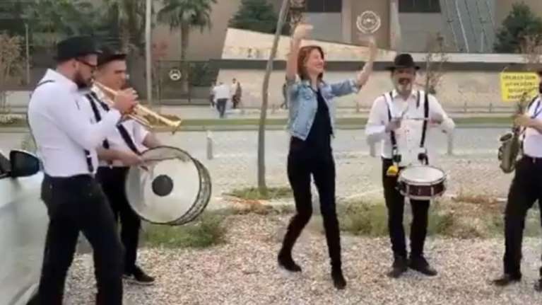 Τουρκία: Γλέντησε το διαζύγιο με χορό έξω από το δικαστήριο (βίντεο)