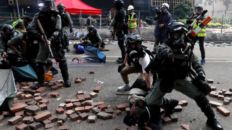 Χονγκ Κονγκ: Αυτοσυγκράτηση και αποκλιμάκωση ζητά η ΕΕ