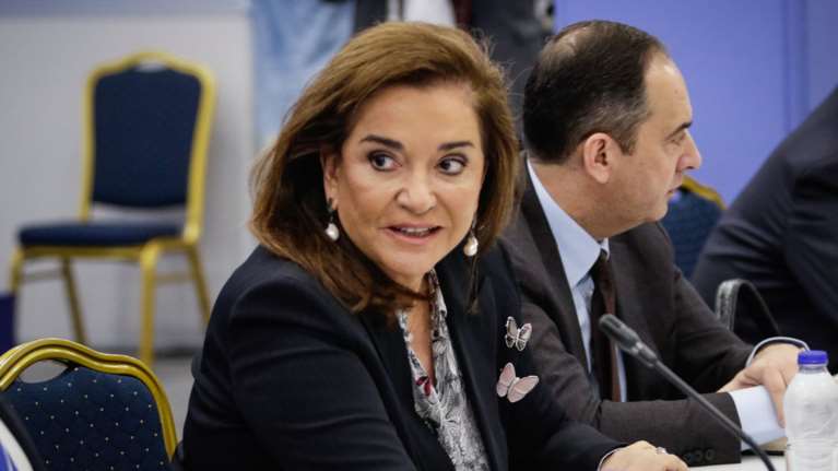 Ντόρα για Τσίπρα: θα ήταν κωμικό να πάει μέχρι την πρεσβεία