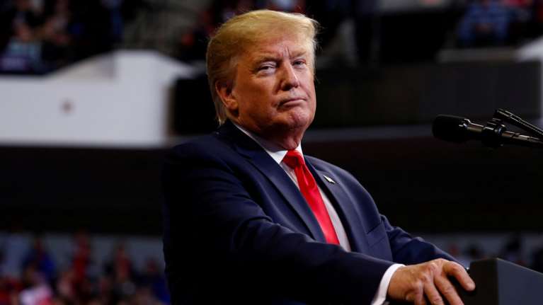 Έρευνα για παραπομπή: Ο Τραμπ «σκέφτεται σοβαρά» να καταθέσει