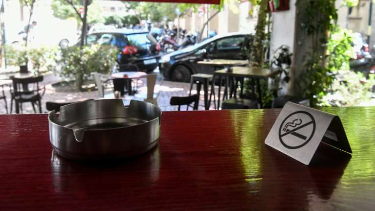 Αντικαπνιστικός νόμος: Τι έδειξαν οι πρώτοι έλεγχοι σε καταστήματα