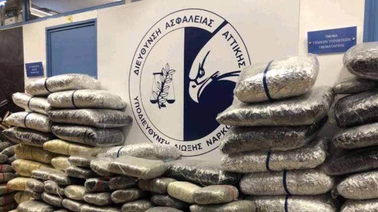 Χειροπέδες σε μεγάλο κύκλωμα - 560 κιλά κάνναβης σε σπίτι