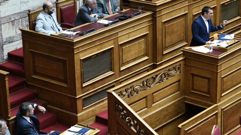 Αναμέτρηση Μητσοτάκη-Τσίπρα την Παρασκευή στη Βουλή