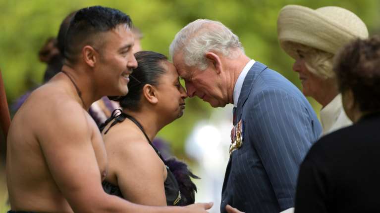 Κάρολος - Καμίλα: Έκαναν «μυτούλες» με ημίγυμνους πολεμιστές Μαορί
