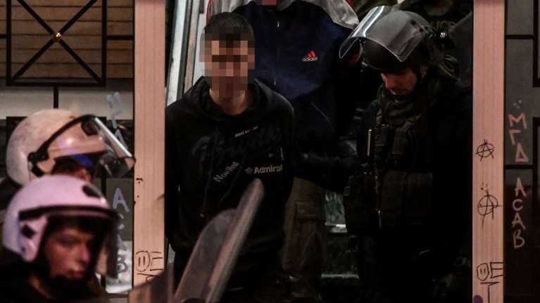 Αναβλήθηκε η δίκη των συλληφθέντων από την ταράτσα στα Εξάρχεια