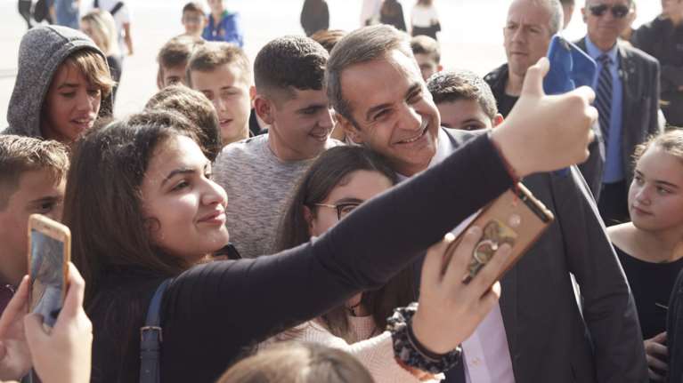 Οι selfies του Μητσοτάκη με μαθητές στο Ιδρυμα Στ. Νιάρχος