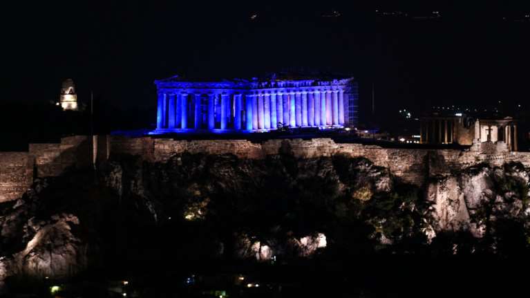 Στα μπλε «ντύθηκε» η Ακρόπολη για τα Δικαιώματα του Παιδιού