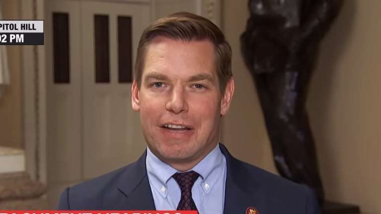 Πολιτικός αερίστηκε ενώ έδινε τηλεοπτική συνέντευξη - Η ντροπιαστική στιγμή