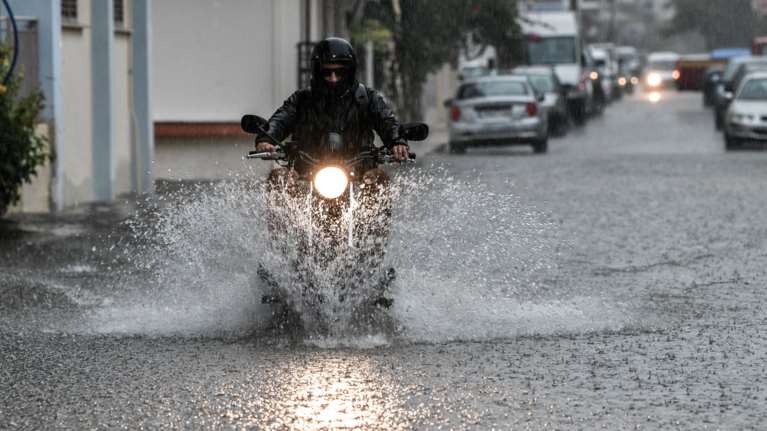 Βροχές και καταιγίδες ξανά από την Πέμπτη - Που βρέχει τώρα