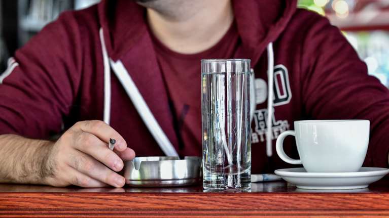 Τσιγάρο: Και το λίγο βλάπτει - Ακόμη και οι περιστασιακοί καπνιστές κινδυνεύουν να πεθάνουν από καρκίνο των πνευμόνων