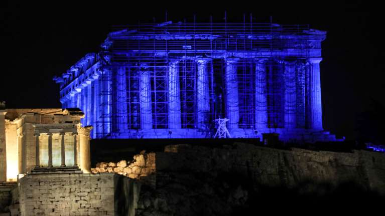 Εντυπωσιακή η Ακρόπολη, βάφτηκε στα μπλε [εικόνες και βίντεο]