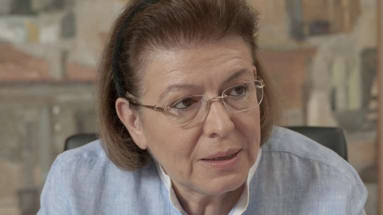 Γαλάζιοι βουλευτές «καρφώνουν» τη Μενδώνη μέσω Twitter