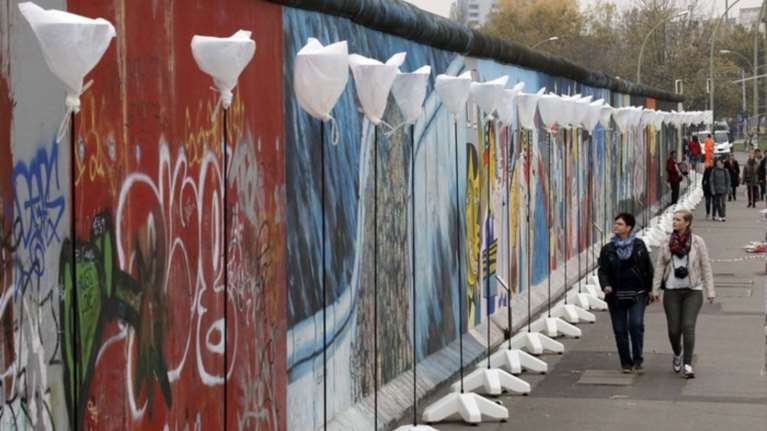 Νέα γραμματόσημα για τα 30 χρόνια από την πτώση του Τείχους