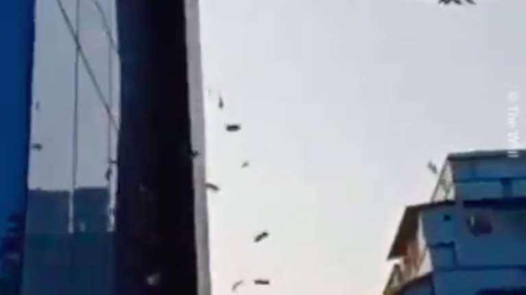 Απίστευτο! Στην Ινδία "έβρεξε" λεφτά - Στην κυριολεξία [video]