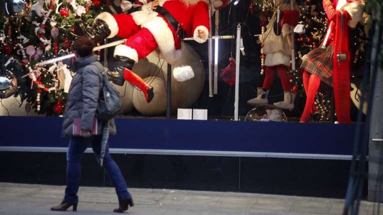 Πότε ξεκινά το εορταστικό ωράριο των καταστημάτων