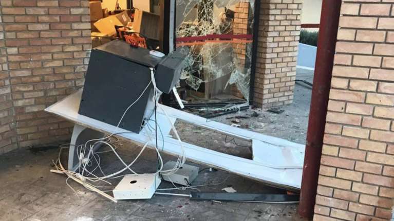 Πικέρμι: Έδεσαν ΑΤΜ σε αυτοκίνητο και το ξήλωσαν [φωτό]