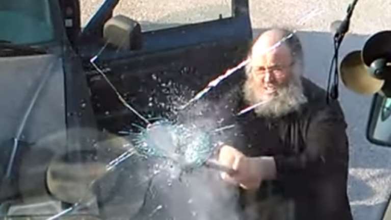 Ρασοφόρος διαλύει αυτοκίνητο μετά από τροχαίο! (βίντεο)