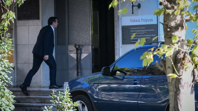 Ο Αλέξης Τσίπρας επισκέφτηκε τον Μανώλη Γλέζο στο νοσοκομείο