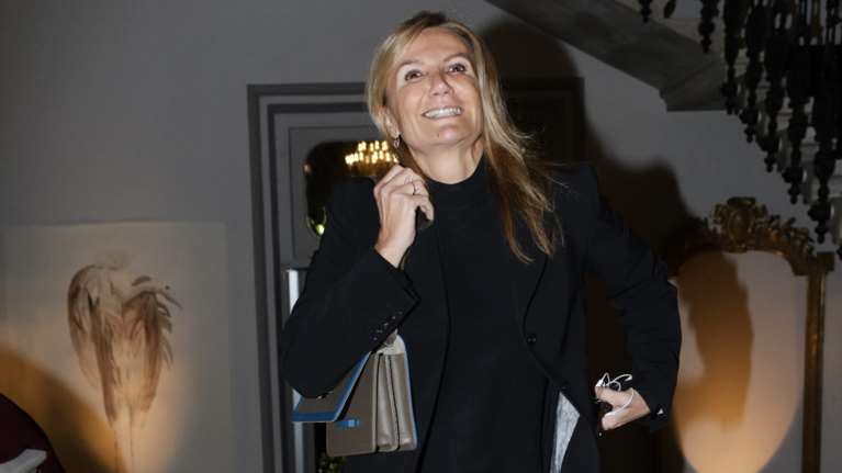 Η Μαρέβα με ροκ λουκ στη γαλλική πρεσβεία