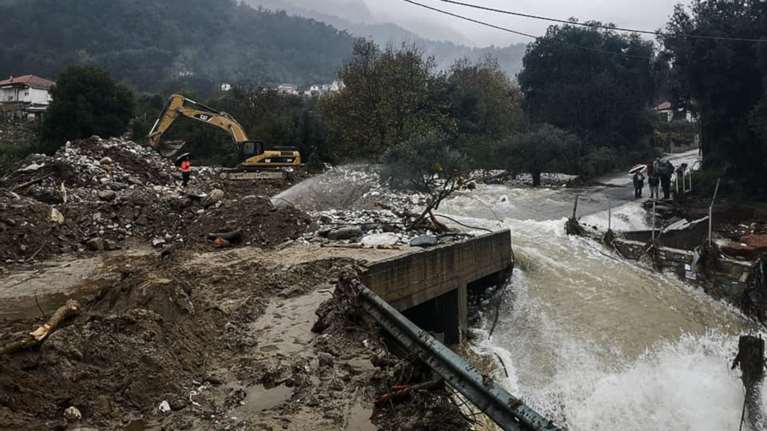 Εικόνες καταστροφής στη Θάσο - Μετράει τις πληγές του το νησί