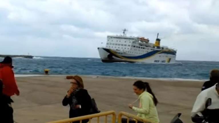 Το «Πρέβελης» προσέκρουσε στο λιμάνι της Κάσου