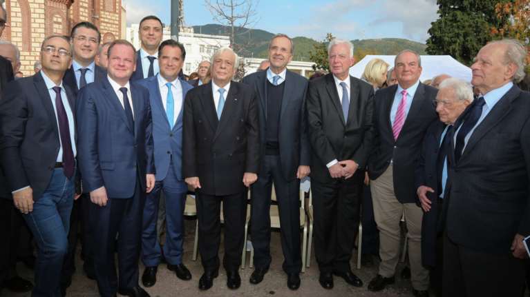 Αποκαλυπτήρια ανδριάντα Καραμανλή: Παρών το μισό υπουργικό