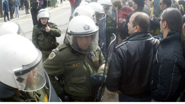 Επεισόδια με οπαδούς και τα ΜΑΤ έξω από το Παλαί ντε Σπορ