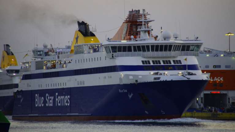 Εισροή υδάτων στο Βlue Star Naxos από πρόσκρουση στο λιμάνι της Σχοινούσας