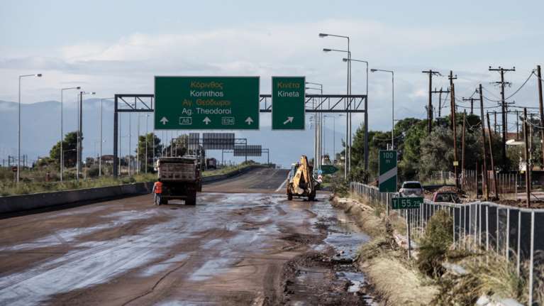 Βομβαρδισμένο τοπίο στην Εθνική: Κλειστό το ρεύμα προς Πάτρα