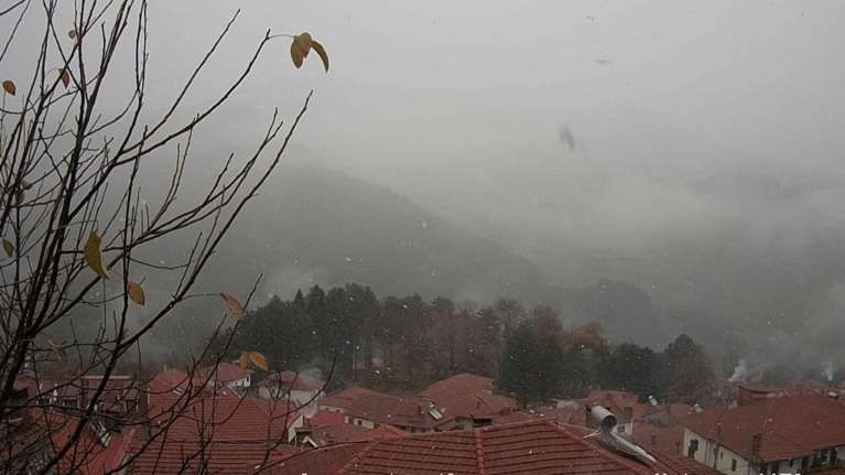 Χιονίζει στο Μέτσοβο -Στον 1 βαθμό Κελσίου ο υδράργυρος (βίντεο)