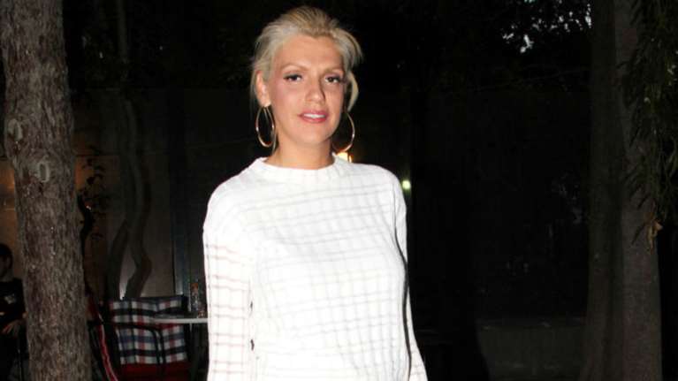 Σάσα Σταμάτη: Η εντυπωσιακή της εμφάνιση στον γάμου του αδελφού της